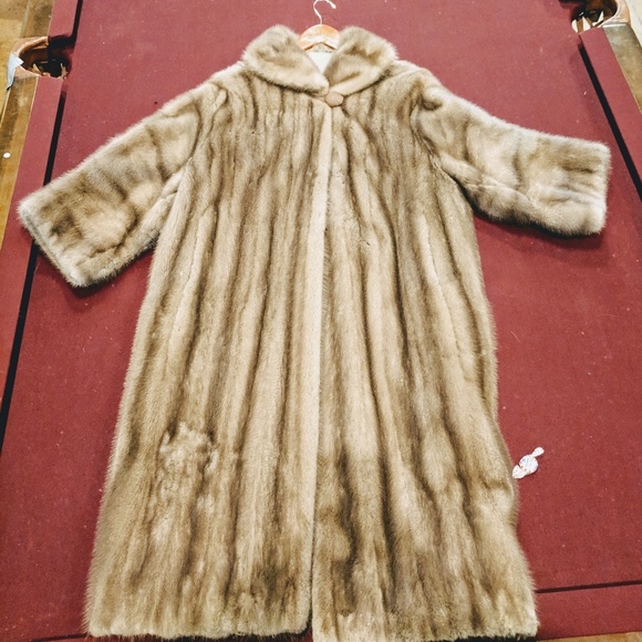 Montaldo's 3/4 length gray mink coat - Picture 6 of 8